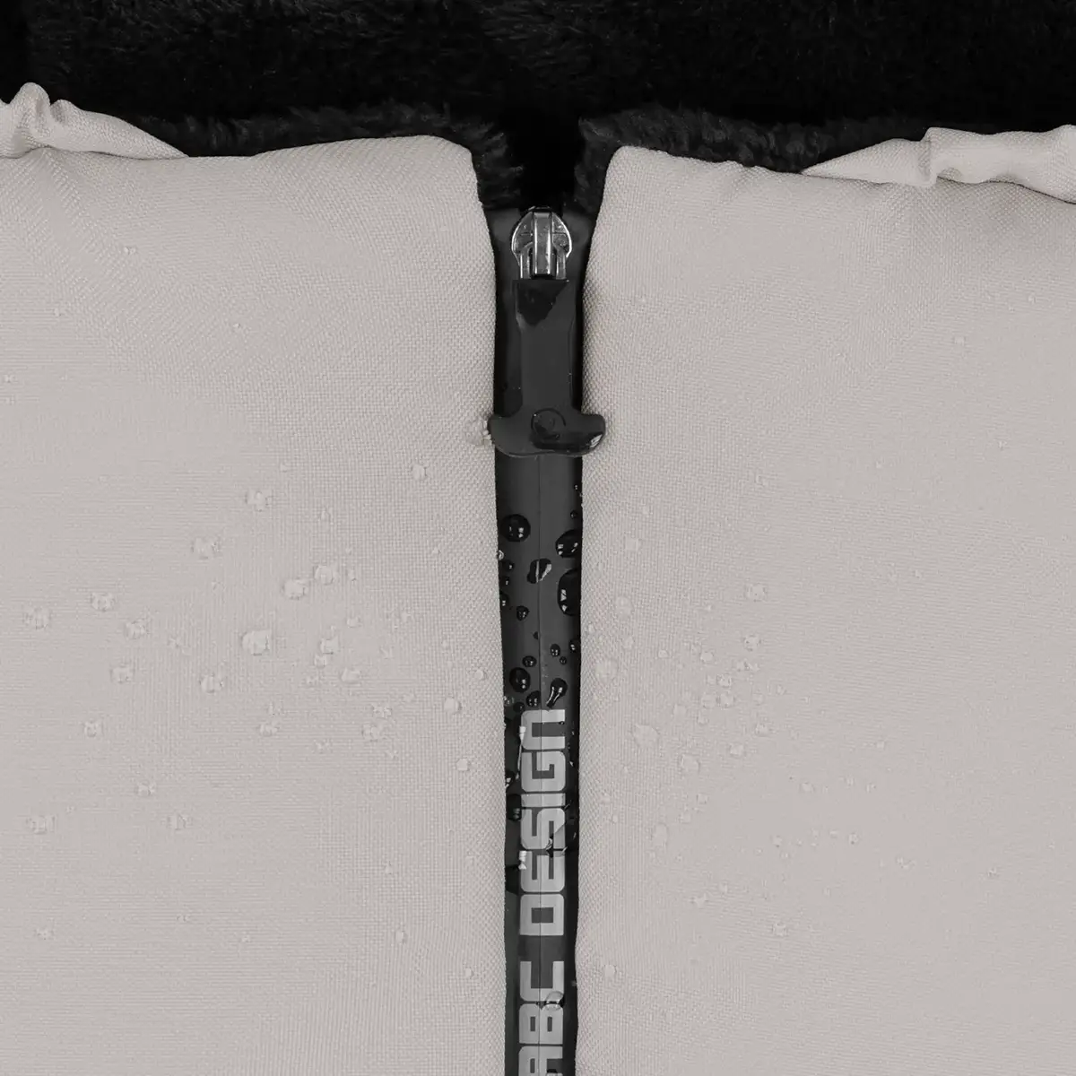 No deja pasar el viento ni la humedad