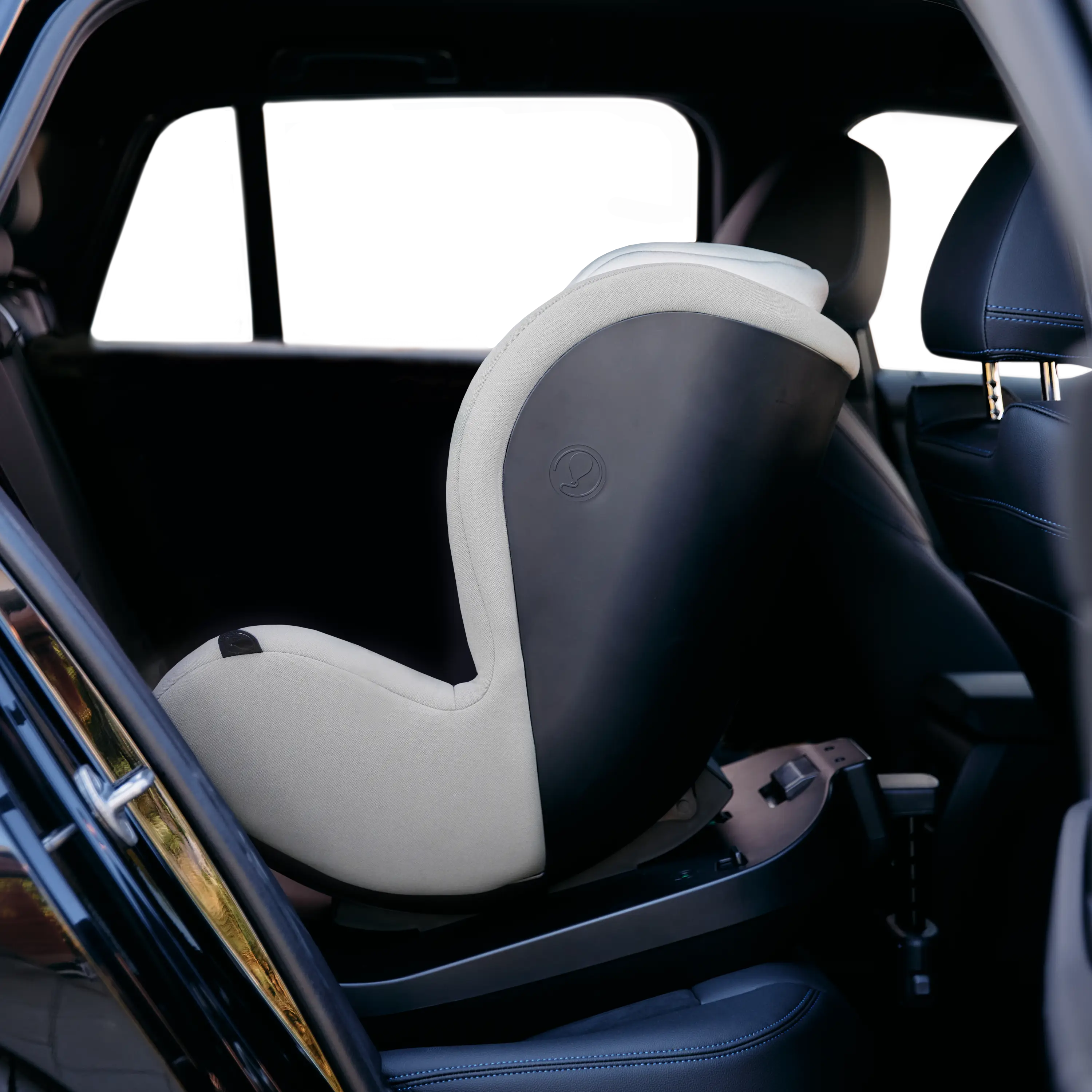 Viajar con seguridad en una silla de coche orientada hacia atrás
